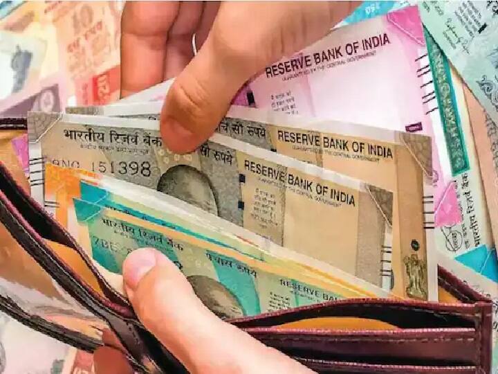 सीनियर सिटीजन को सुरक्षित निवेश ऑप्शन देने के लिए भारत सरकार ने सीनियर सिटीजन सेविंग स्कीम की शुरुआत की है. इस स्कीम के तहत वरिष्ठ नागरिकों को हर साल 8.00 फीसदी की ब्याज दर मिलती है. हाल ही में सरकार ने इसमें निवेश की सीमा को 15 लाख रुपये से बढ़ाकर 30 लाख रुपये कर दिया गया है.(PC: ABP Live)