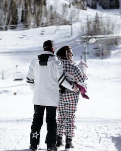 Photos: स्पेन की सर्दियों में पति निक जोनस के साथ रोमांटिक हुईं प्रियंका चोपड़ा, वेकेशन पर साथ नजर आईं बेटी मालती