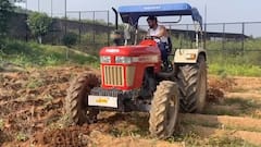 MS Dhoni Riding a Tractor : రాంచీలో తన ఫామ్ హౌస్ లో ధోని వ్యవసాయం | ABP Desam