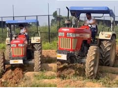 Watch Video: ஸ்கோர் மட்டும் பத்தாது; சோறும் முக்கியம் பிகிலு என டிராக்டர் ஓட்டும் தல தோனி..! ஹிட் வைரலாகும் வீடியோ