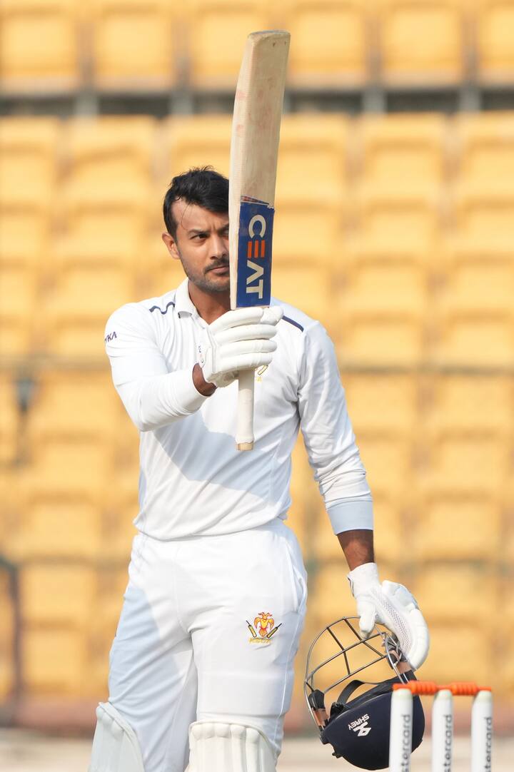 Mayank Agarwal Century, Ranji Trophy 2022-23 : भारतीय संघातून बाहेर असलेला मयंक अग्रवाल सध्या कर्नाटक संघाकडून खेळत आहे. बेंगलोर येथे सुरु असलेल्या उपांत्य सामन्यात मयंक अग्रवाल यानं शतकी खेळी केली.