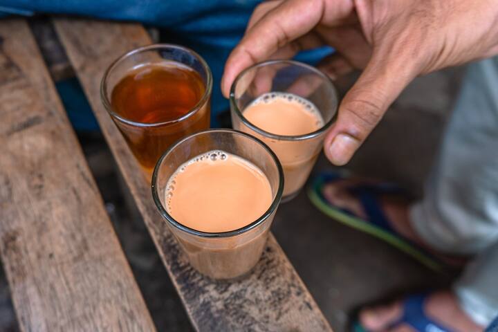 কারা সন্ধেয় চা খেতে পারবেন এবং কারা পারবেন না দুটিই আলাদা আলাদা করে বলেছেন বিশেষজ্ঞরা।