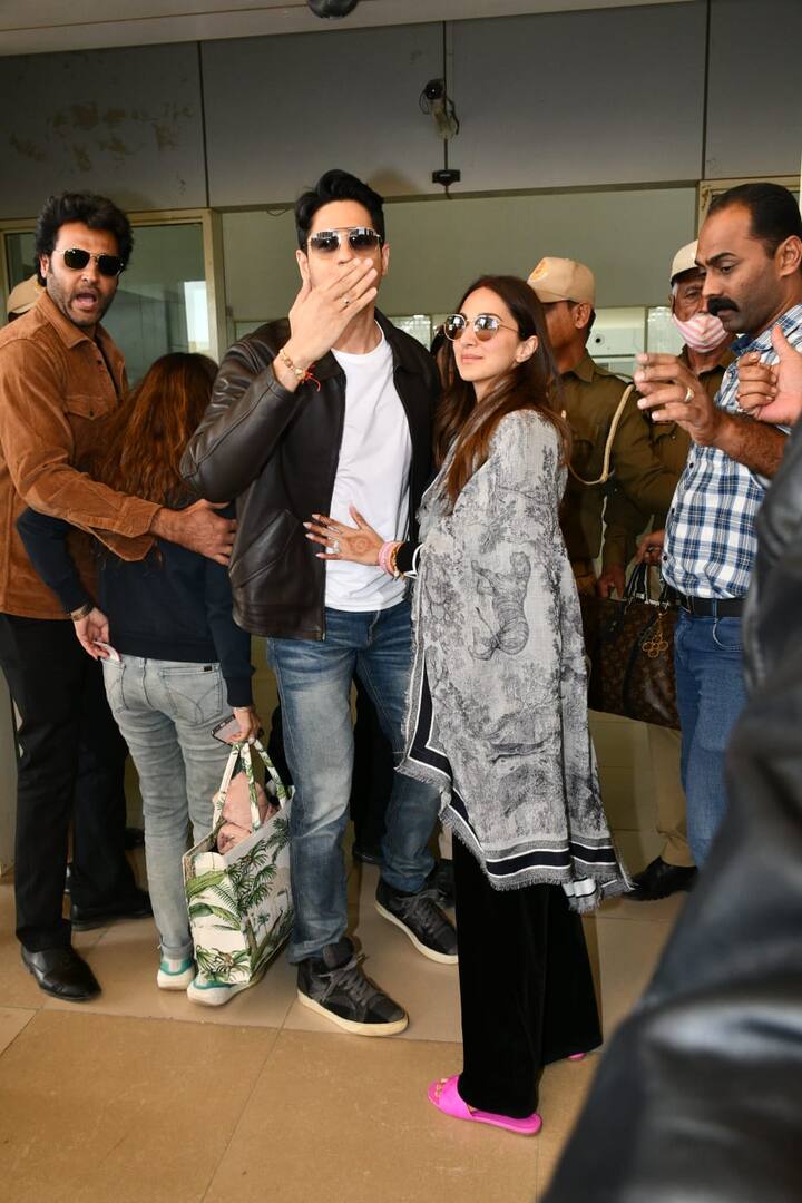 ਸਿਧਾਰਥ ਮਲਹੋਤਰਾ ਤੇ ਕਿਆਰਾ ਅਡਵਾਨੀ ਹਮੇਸ਼ਾ ਹਮੇਸ਼ਾ ਲਈ ਇੱਕ ਦੂਜੇ ਦੇ ਹੋ ਗਏ ਹਨ। ਦੋਵਾਂ ਨੇ 7 ਫਰਵਰੀ ਨੂੰ ਸ਼ਾਹੀ ਅੰਦਾਜ਼ 'ਚ ਜੈਸਲਮੇਰ ਦੇ ਸੂਰਿਆਗੜ੍ਹ ਪੈਲੇਸ 'ਚ ਵਿਆਹ ਕੀਤਾ। ਦੋਵਾਂ ਦੇ ਵਿਆਹ 'ਚ ਪਰਿਵਾਰ ਵਾਲੇ ਤੇ ਬਾਲੀਵੁੱਡ ਸੈਲੀਬ੍ਰਿਟੀ ਸ਼ਾਮਲ ਹੋਏ।