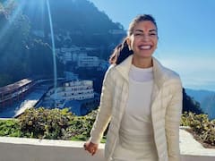 Jacqueline Fernandez Pics: वैष्णों देवी के दर्शन करने पहुंची जैकलीन फर्नांडिस, फैंस के साथ क्लिक कराईं तस्वीरें