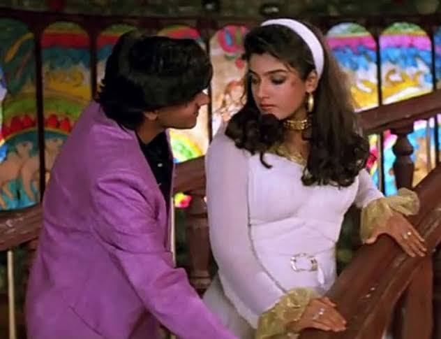 लेकिन एक बार रवीना टंडन ने एक इंटरव्यू के दौरान बताया था कि अजय देवगन ने उन्हें लव लेटर लिखे हैं और वह उन लव लेटर्स को लोगों के सामने दिखा सकती हैं. (Photo- Instagram)