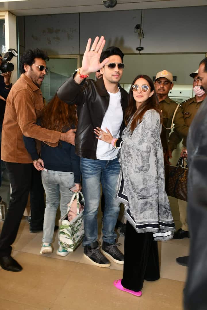 অন্যদিকে সিদ্ধার্থও পরেছিলেন কালো প্যান্ট ও ব্লেজার। কনস্ট্রাস্ট করে পরেছিলেন সাদা টি শার্টও। নববধূকে ভিড়ের মধ্যে আগলে নিয়েই গাড়িতে ওঠেন সিদ্ধার্থ।