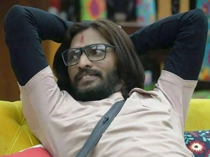 'बिग बॉस' फेम अभिजीत बिचुकलेने पुन्हा एकदा निवडणुकीच्या रिंगणात उडी घेतली आहे.