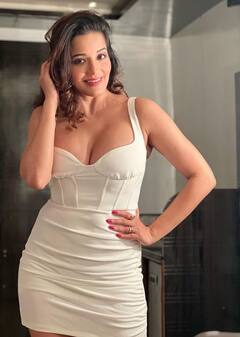 In Pics: पांढऱ्या रंगाच्या हॉट ड्रेसवर कमाल दिसतेय मोनालिसा, स्माईलही कडक