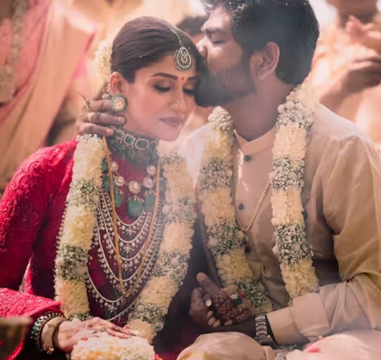 Sidharth-Kiara Wedding: सिद्धार्थ-कियारा ही नहीं बॉलीवुड के इन सेलेब्स ने भी अपनी शादी में किया है एक-दूसरे को किस
