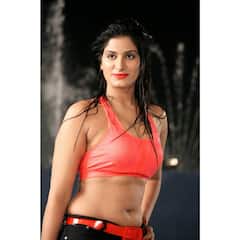 Poonam Dubey Birthday : बॉलीवुड की सनी लियोनी से कम नहीं भोजपुरी सिनेमा की पूनम दुबे, तस्वीरें देख मलते रह जाएंगे अपनी आंखें...