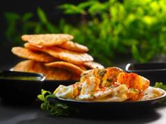 Chatpata Chaats: समोसा या आलू नहीं बल्कि पापड़ से बनी चाट जरूर करें ट्राई, चाय का मजा हो जाएगा दोगुना