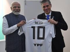 अर्जेंटीना की तरफ से प्रधानमंत्री नरेंद्र मोदी को गिफ्ट की गई मेसी की जर्सी, देखें फोटो