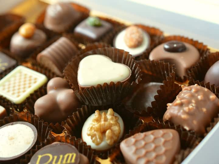 Chocolate Day 2023 : यहां हम आपको कुछ ऐसी ऐप्स और वेबसाइट बता रहे हैं, जिनसे आप अपने लवर के लिए चॉकलेट मांगा सकते हैं. खास बात यह है कि डिलीवरी तुरंत हो जाएगी.