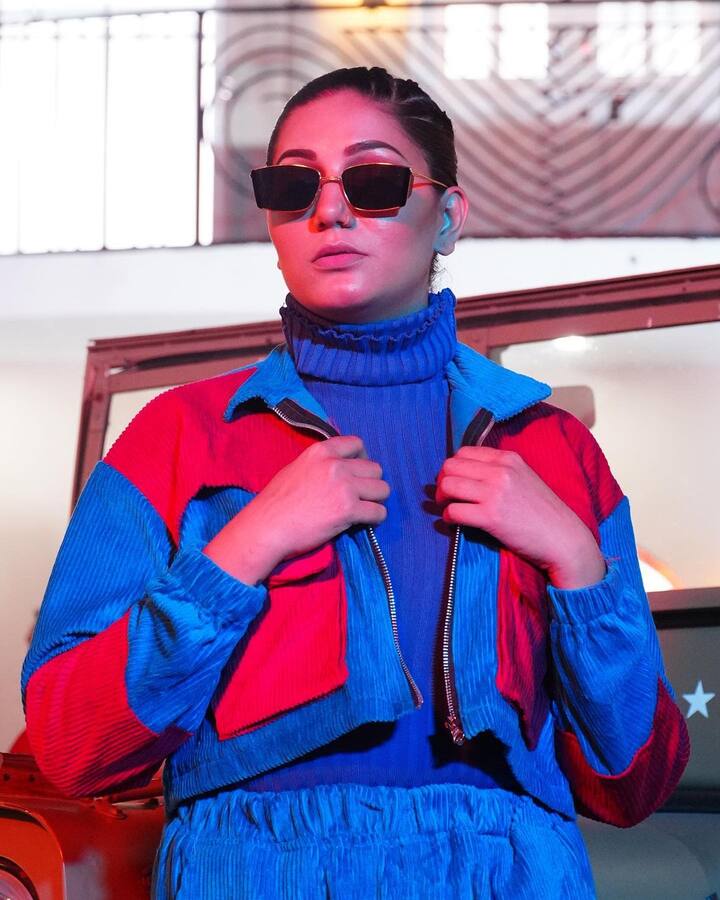 सपना के लुक पर चार-चांद लग रहा है उनका काला चश्मा. जो उनका टशन और भी ज्यादा बढ़ा रहा है.