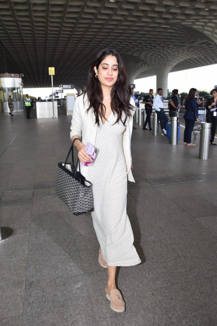 Janhvi Kapoor repeats Rs 15 lakh bag and slippers 2 days in a row See pics