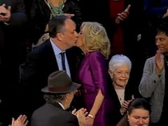 VIDEO: अमेरिकी राष्ट्रपति जो बाइडेन की पत्नी ने कमला हैरिस के पति को सबके सामने किया किस, हर ओर चर्चे