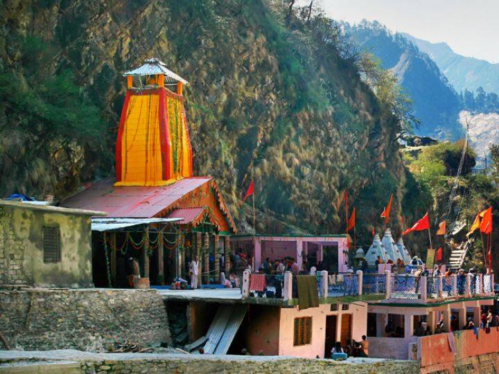 यमुनोत्री धाम- यमनोत्री को लेकर मान्यता है कि यहां स्नान करने वाले साधक की 7 पीढ़ी का उद्धार हो जाता है. चार धाम यात्रा की शुरुआत यमुनोत्री धाम से होती है. ब्रह्मांड पुराण के मुताबिक यहां से यमुना नदी की शुरुआत होती है.