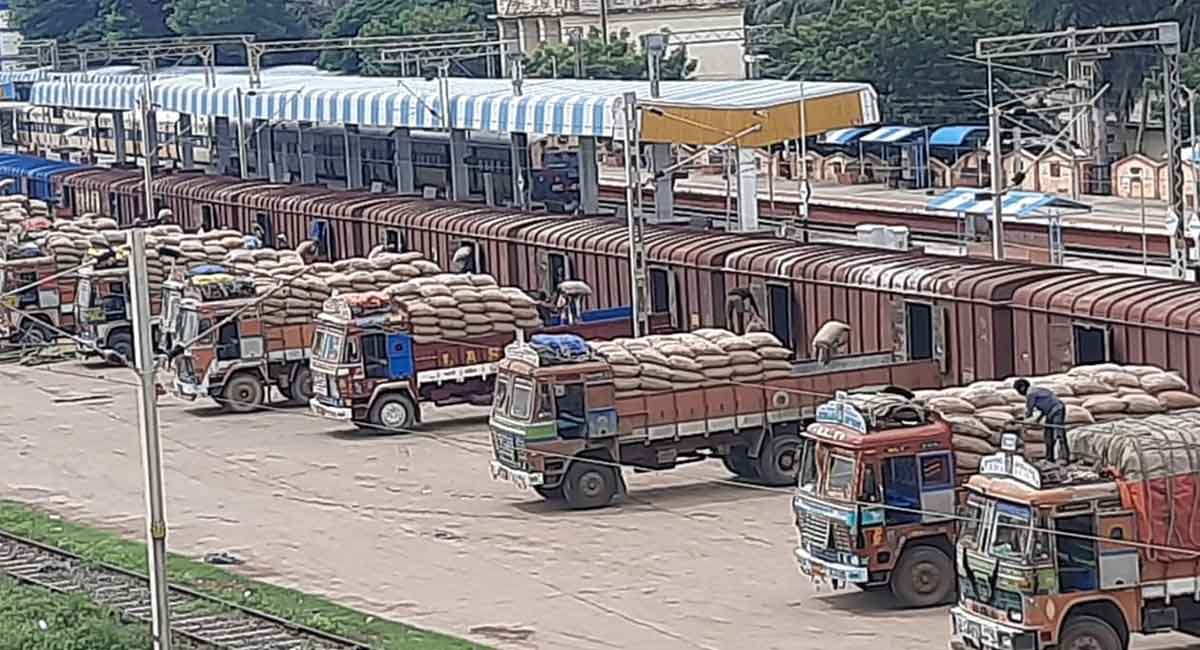 தஞ்சையிலிருந்து பிற மாவட்டங்களுக்கு அரவைக்காக அனுப்பப்பட்ட 2000 டன் நெல்