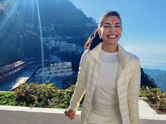 Jacqueline Fernandez Pics: वैष्णों देवी के दर्शन करने पहुंची जैकलीन फर्नांडिस, फैंस के साथ क्लिक कराईं तस्वीरें