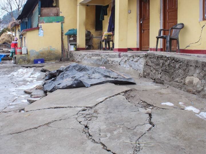 Joshimath Sinking Cracks In 868 houses Arrangements Being Made For Families In Relief Camps ANN Joshimath Sinking: जोशीमठ में अब तक 868 घरों में आई दरारें, राहत शिविरों में प्रभावित परिवारों के लिए किए जा रहे इंतजाम