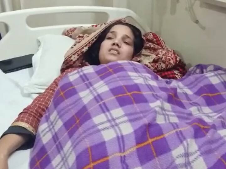 Bareilly News: बरेली में पुलिस ने महिला को छत से फेंका, आधी रात तोड़ दिया घर का दरवाजा, अब दे रही सफाई Bareilly police threw woman from roof, broke the door of house in mid night ANN Bareilly News: बरेली में पुलिस ने महिला को छत से फेंका, आधी रात तोड़ दिया घर का दरवाजा, अब दे रही सफाई