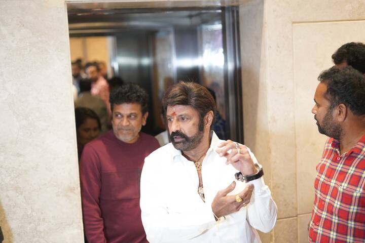 బాలకృష్ణ తన చేతికి వాచ్ పెట్టిన స్టైల్, ఆ వీడియో కూడా వైరల్ అవుతోంది.