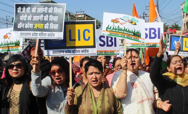 তাঁদের যুক্তি, আজও সাহারা থেকে বিনিয়োগ এবং লাভের টাকা ফেরত পাননি সাধারণ মানুষ। সাহারার IPO-র আবেদন খতিয়ে দেখতে গিয়ে খোঁজ মেলে জালিয়াতির। দেখা যায়, বেআইনি ভাবে বাজার থেকে টাকা তোলার ভূরি ভূরি অভিযোগ রয়েছে। তাই সাধারণ মানুষের কষ্টার্জিত টাকা এ ভাবে ঝুঁকিপূর্ণ ভাবে কেন বিনিয়োগ করল LIC, প্রশ্ন উঠছে। এমনকি আদানিকে টাকার জোগান দিতেই LIC-তে সাধারণ মানুষের বিনিয়োগ ঢেলে দেওয়া হয়েছে বলে অভিযোগ করছেন বিরোধীরাও।