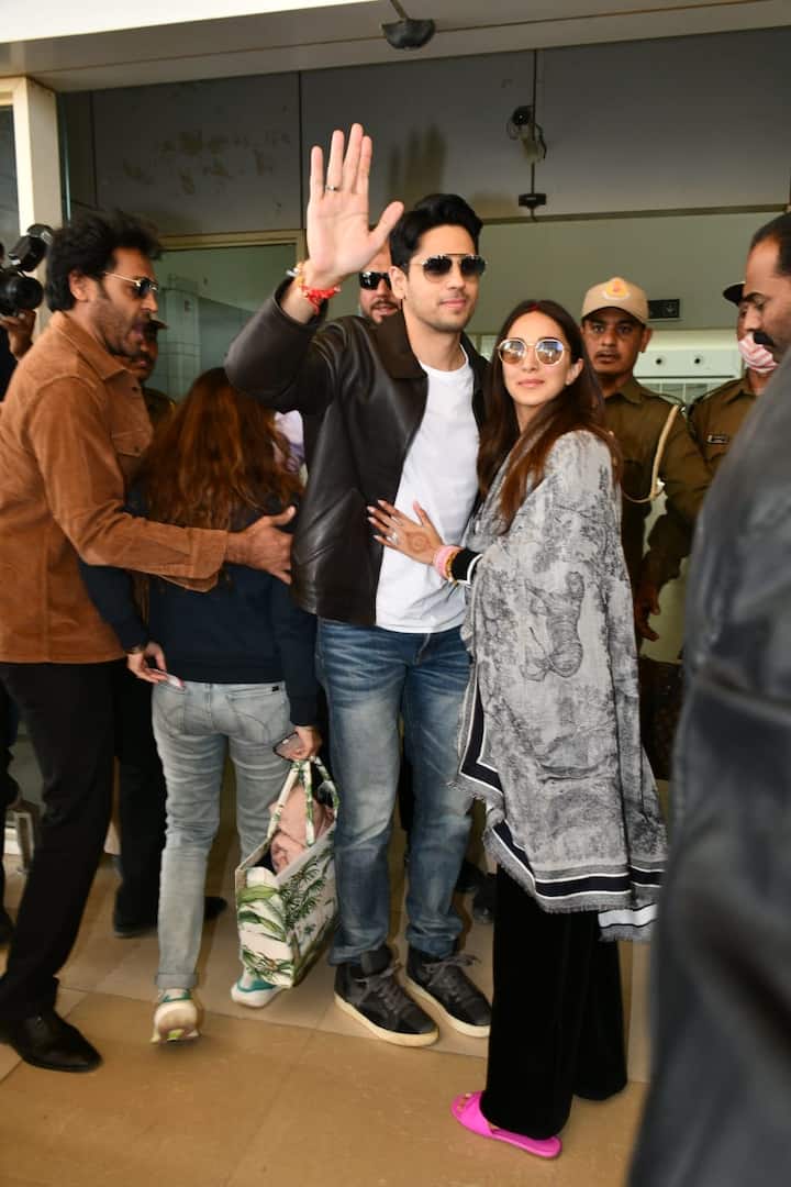 রীতি মেনে হাতে চূড়া পরেছিলেন কিয়ারা। নববধূদের রীতি এই চূড়া। সব মিলিয়ে অপূর্ব দেখাচ্ছিল নববধূকে।