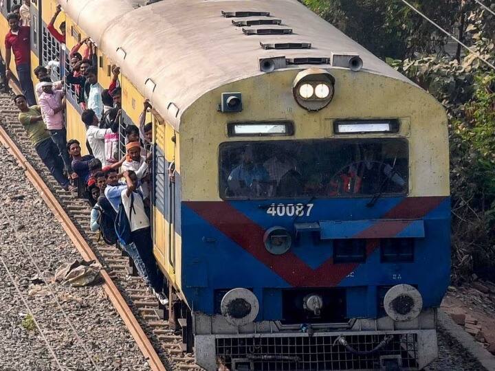 रेल्वे कायद्याच्या कलम 138 अन्वये, तुम्ही ट्रेनमध्ये प्रवेश करताच सर्वप्रथम तुम्हाला टीसीसोबत संपर्क करावा लागेल. तुम्ही कोणत्या परिस्थितीत स्लीपर क्लासमध्ये प्रवेश केला आहे हे त्याला सांगावं लागेल.