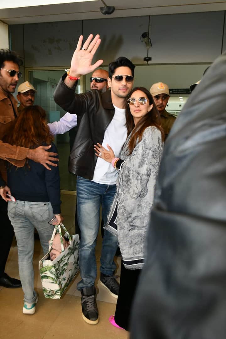 তবে তার আগে পাপারাৎজিদের দিকে তাকিয়ে হেসে হাতও নাড়েন। কিয়ারার সিঁথিতে ঝলমল করছে সিঁদুর, তাঁর চোখে ছিল সানগ্লাস।