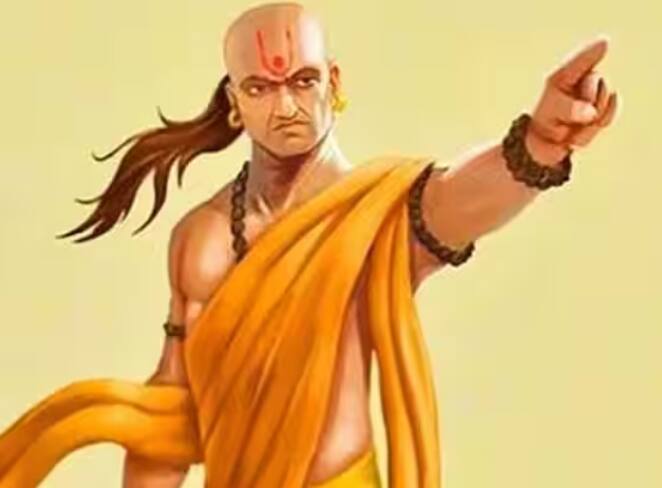 ਸਲੋਕ ਵਿੱਚ ਚਾਣਕਿਆ ਕਹਿੰਦੇ ਹਨ ਕਿ ਇੱਕ ਮੂਰਖ ਚੇਲੇ ਨੂੰ ਉਪਦੇਸ਼ ਦੇਣਾ, ਇੱਕ ਚਰਿੱਤਰਹੀਣ ਔਰਤ ਦਾ ਪਾਲਣ ਪੋਸ਼ਣ ਕਰਨਾ ਅਤੇ ਇੱਕ ਦੁਖੀ ਅਤੇ ਬਿਮਾਰ ਵਿਅਕਤੀ ਦੇ ਨਾਲ ਰਹਿਣਾ ਇੱਕ ਬੁੱਧੀਮਾਨ ਅਤੇ ਵਿਦਵਾਨ ਨੂੰ ਵੀ ਦੁਖੀ ਕਰਦਾ ਹੈ।