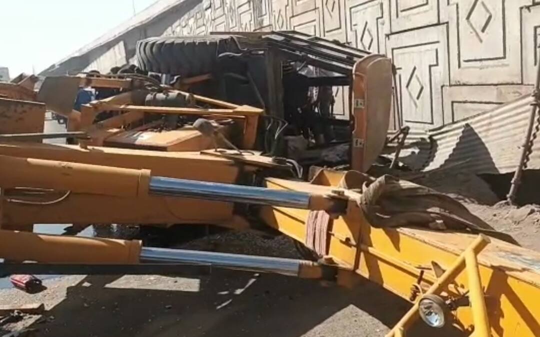 Rajkot: During bridge construction crane falls 1 km traffic jam in the area Rajkot: ગોંડલ રોડ પર બ્રિજ નિર્માણ સમયે ક્રેન ખાબકી, એક કિલોમીટર સુધી ટ્રાફિક જામ