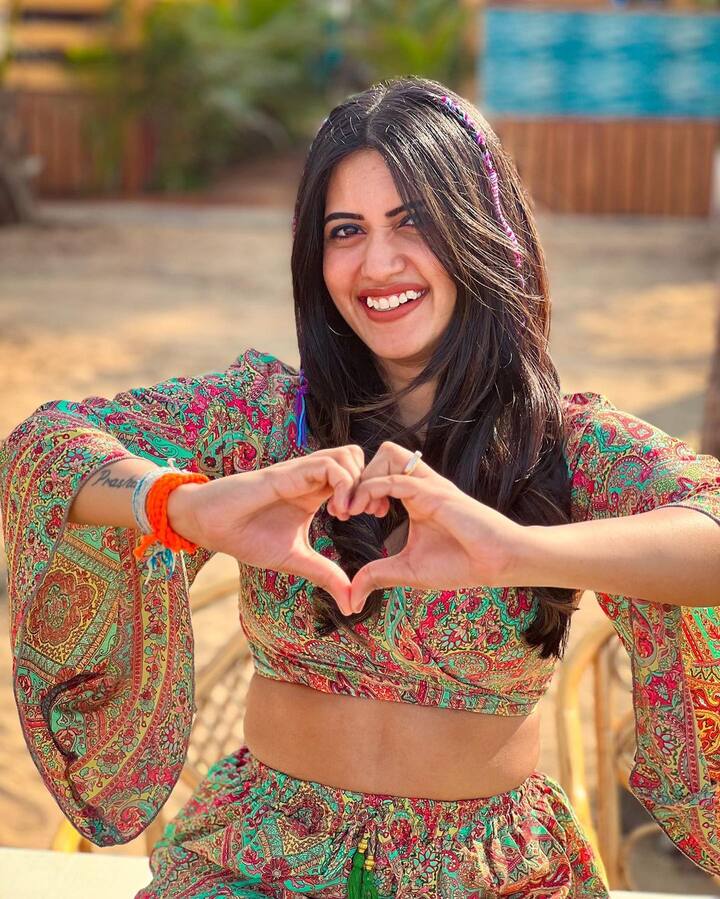 తన నవ్వుతోనే అందరినీ మెస్మరైజ్ చేసేసింది. Image Credit: Sravanthi Chokarapu / Instagram