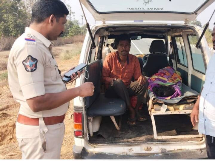Visakhapatnam Police Helped Odisha Man Who is on Road With His Wife Dead Body  Visakhapatnam Police: భార్య మృతదేహాన్ని భుజాన వేసుకొని కాలినడకన భర్త ప్రయాణం - సాయం చేసిన పోలీసులు