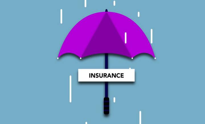 দেশের বৃহত্তম IPO হিসেবে বাজারে প্রথম বার শেয়ার ছাড়ার সময়ও (IPO) LIC-র উপর মানুষের বিশ্বাস টাল খায়নি। কিন্তু দেশের প্রথম সারির শিল্পগোষ্ঠীর বিরুদ্ধে ওঠা কারচুপি এবং জালিয়াতির অভিযোগের সঙ্গে নাম জড়ানোয় বর্তমানে সেই বিশ্বাস এবং নিশ্চয়তাই এখন খাদের কিনারায় দাঁড়িয়ে।