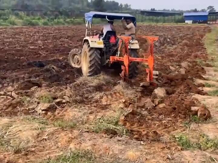 एमएस धोनी हा जगातील महान कर्णधारांपैकी एक आहे. धोनीनं भारताला आयसीसीच्या तिन्ही ट्रॉफी जिंकून दिल्या आहेत. मात्र निवृत्तीनंतर माही आपल्या आयुष्याचा आनंद लुटताना दिसत आहे.