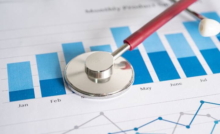 সব মিলিয়ে LIC-র গ্রাহক সংখ্যা প্রায় ২৫ কোটি। HDFC-র পর জীবন বিমা ব্যবসায় LIC-ই দ্বিতীয় বৃহত্তম সংস্থা। যদিও HDFC-র শাখার সংখ্যা ৪২১টি, গ্রাহক সংখ্যা ৬ কোটি এবং ৯৮০ শহরে তাদের উপস্থিতি রয়েছে। LIC-র মূল মন্ত্র হল ‘যোগক্ষেমং বহাম্যহম’, বাংলায় তর্জমা করলে অর্থ দাঁড়ায়, ‘আপনার কল্যাণের দায়িত্ব আমার’, ‘ভগবত গীতার’ নবম অধ্যায় থেকে সংগৃহীত।