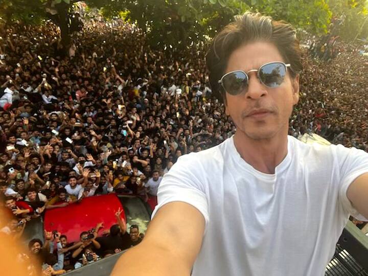 अभिनेता शाहरुख खाननं (Shah Rukh Khan) पठाण (Pathaan) या चित्रपटाच्या माध्यमातून चार वर्षांनी रुपेरी पडद्यावर पुनरागमन केलं.
