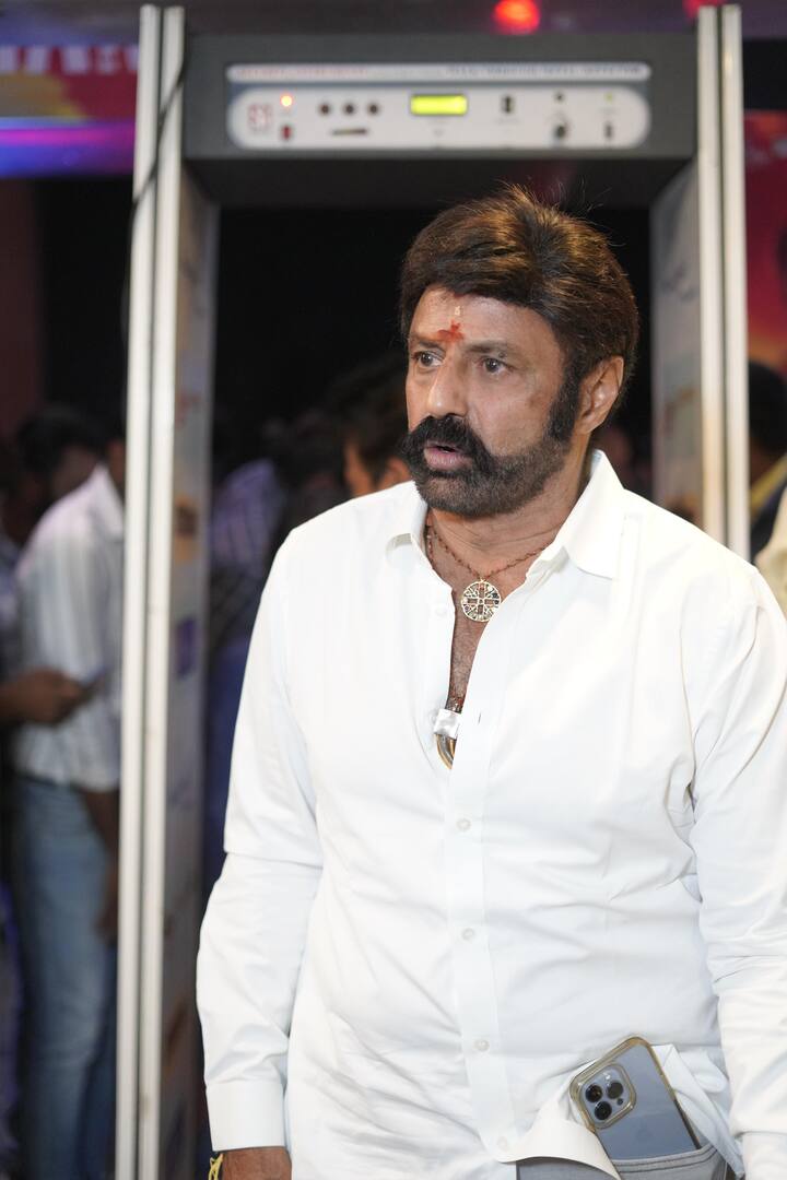 శివ రాజ్ కుమార్ 'వేద' ప్రీ రిలీజ్ వేడుకకు బాలకృష్ణ ముఖ్య అతిథిగా వచ్చారు. ఆ వేడుకలో ఆయన ప్యాంట్ పాకెట్ లో ఫోన్ పెట్టిన స్టైల్ వైరల్ అవుతోంది.
