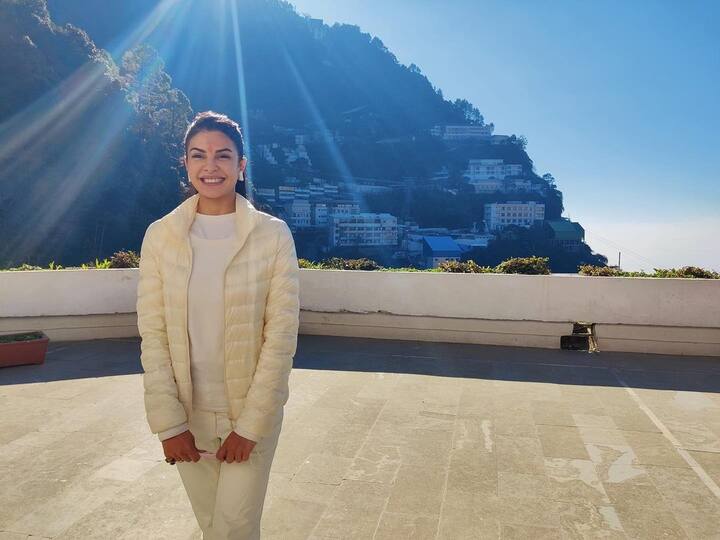 बॉलीवुड की मशहूर एक्ट्रेस जैकलीन फर्नांडिस माता वैष्णों देवी के मंदिर में दर्शन करने के लिए पहुंचीं हैं. इस दौरान की जैकलीन फर्नांडिस की लेटेस्ट तस्वीरें सोशल मीडिया पर सामने आई हैं.