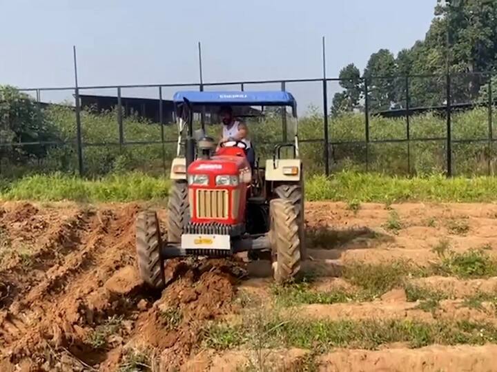 इन्स्टाग्राम व्हिडीओ शेअर करताना धोनीनं कॅप्शनमध्ये म्हटले की,