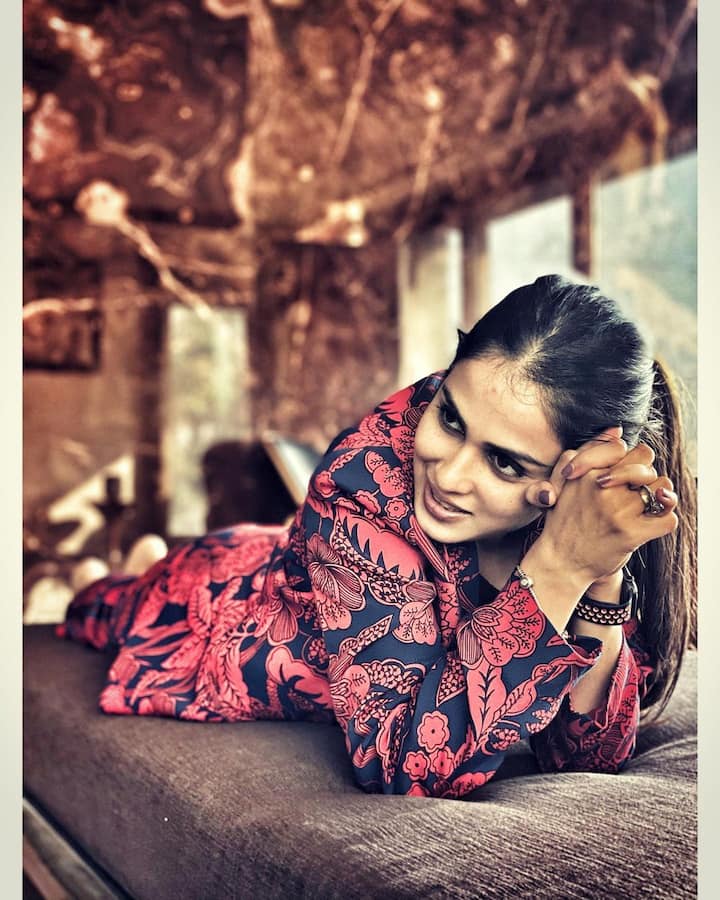 ये घर जेनेलिया का फेवरेट कोना है. जहां एक्ट्रेस फोटोशूट करवाती हैं. ये तस्वीरें जेनेलिया इंस्टाग्राम अकाउंट पर भी शेयर करती रहती हैं.