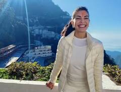 Jacqueline Fernandez Pics: ਵੈਸ਼ਨੋ ਦੇਵੀ ਦੇ ਦਰਸ਼ਨਾਂ ਲਈ ਪਹੁੰਚੀ ਜੈਕਲੀਨ ਫਰਨਾਂਡੀਜ਼, ਪ੍ਰਸ਼ੰਸਕਾਂ ਨਾਲ ਖਿੱਚਵਾਈਆਂ ਤਸਵੀਰਾਂ