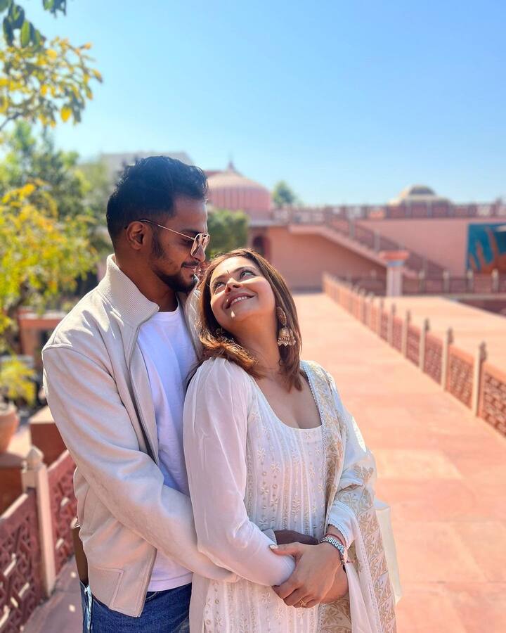 लेकिन गोपी बहू फोटोज डालें और वो ट्रोल ना हो, यह भला कैसे हो सकता है. लोगों ने उनकी जोड़ी को 'लव जिहाद' कह दिया है.