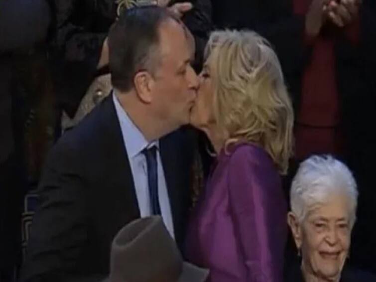 Jill Biden Kisses Kamala Harris Husband during State of the Union viral video கமலா ஹாரிஸ் கணவருக்கு உதட்டில் முத்தமிட்ட அமெரிக்க அதிபரின் மனைவி... காரணம் என்ன? வைரல் வீடியோ..!