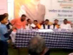 महात्मा गांधी की आलोचना सुन BJP विधायक ने बजाई ताली, मचा सियासी बवाल, टीचर को नोटिस जारी