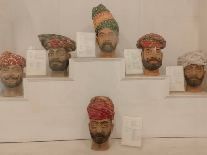 पगड़ी समाज के विभिन्न वर्गों,भौगोलिक स्थान,मौसम और दैनिक जीवन का द्योतक है.लेकिन हम यह नहीं जानते कि दशकों पहले कौनसा समुदाय किस प्रकार की पगड़ी पहनता था और इसका क्या महत्व था.क्योंकि राजा, महाराजा, ठाकुरों और नवाबों की पगड़ियों की विशिष्ट शैली रही है. इसके साथ ही किसान, व्यापारी, चरवाहा, पुजारी की पगड़ी अलग होती है.आइये तस्वीरों में देखते हैं कि राजस्थान में कौनसी पगड़िया पहनी जाती थीं.