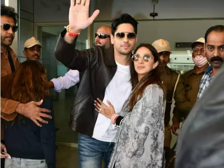 Sidharth Kiara Wedding : सिद्धार्थ मल्होत्रा ​​आपली नववधू कियारा आडवाणीबरोबर जैसलमेरहून दिल्लीला रवाना झाला आहे. दोघांनाही नुकतेच विमानतळावर स्पॉट करण्यात आलं आहे.