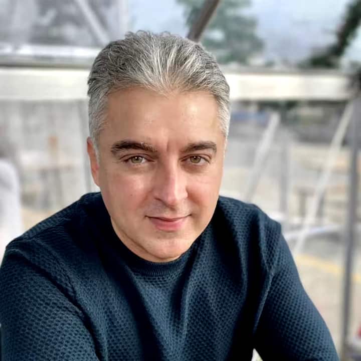 शाहरुख खान (Shahrukh Khan) के साथ में मोहब्बतें फिल्म में देखे जाने वाले जुगल हंसराज (Jugal Hansraj) भी काफी जाने-माने एक्टर माने जाते थे. लेकिन आज के वक्त में वह फिल्म इंडस्ट्री से पूरी तरीके से दूर हो चुके हैं. (Photo- Instagram)