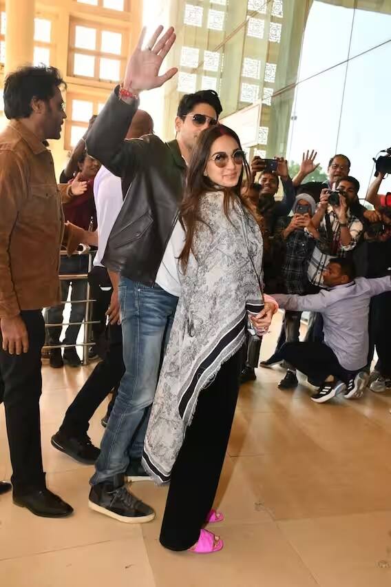 દુલ્હાની વાત કરીએ તો તે લેધર જેકેટમાં હેન્ડસમ લાગી રહ્યો હતો. બંનેએ એરપોર્ટ પર એકસાથે પાપારાઝી ઘણા પોઝ આપ્યા હતા.